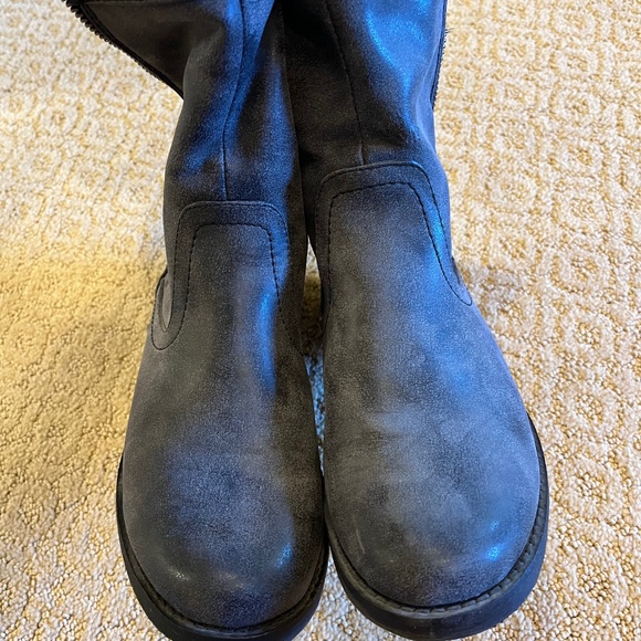 Like New Woman's Gray & studded boots size 8 - Picture 7 of 8